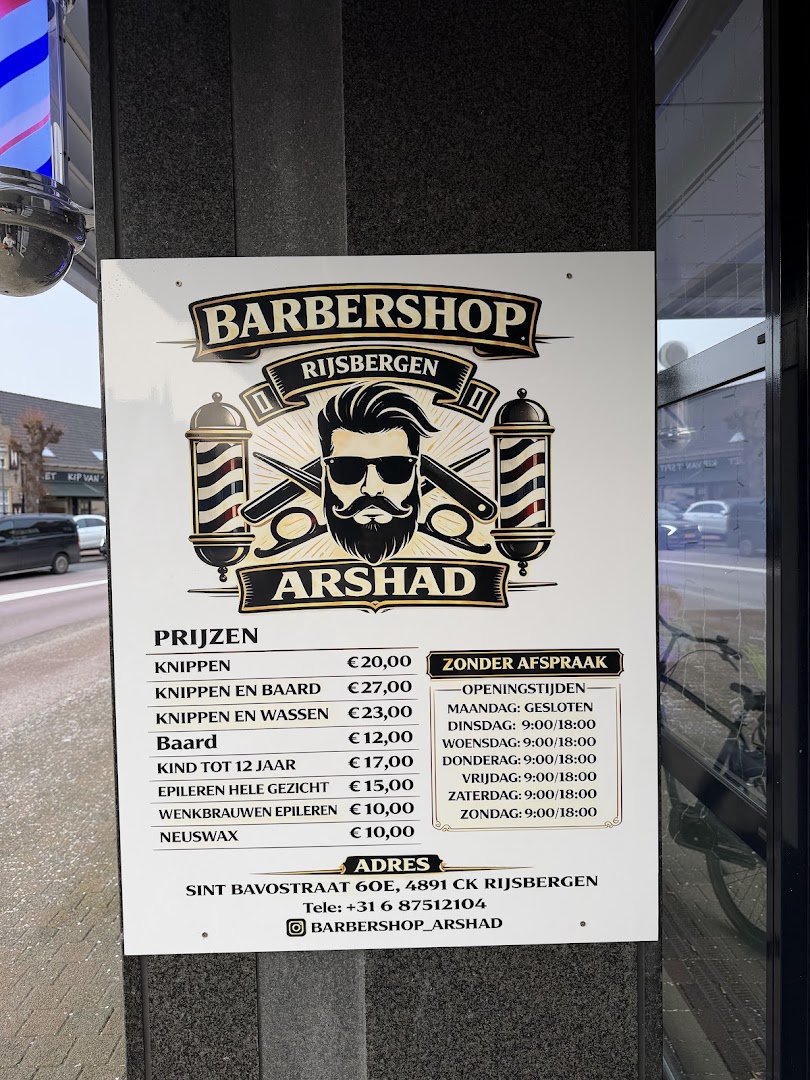 Het echte prijsbord van Barbershop Arshad met het gouden logo-embleem en de volledige prijslijst bij de deur